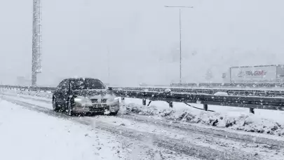 İstanbul'da kar yağışı yolları etkiledi: Trafik yoğunluğu yüzde 20'lere düştü