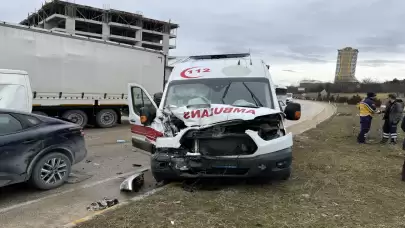 Kastamonu'da ambulans ve otomobil çarpıştı, 7 araç karıştı!