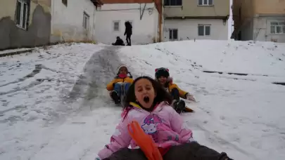 Bayburt'ta yoğun kar nedeniyle okullar tatil edildi