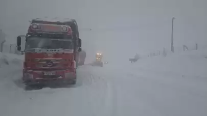 Kütahya'da kamyoncular dağda mahsur kaldı