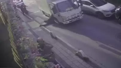 İETT şoförü, dikiz aynasına tutunduğu kamyonetin altında ezildi