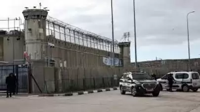 İsrail, Ofer Hapishanesi'nde Filistinli mahkumlara yönelik baskınları arttırıyor