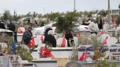 İskenderun'da depremlerin ikinci yılında mezarlıklar dolup taştı