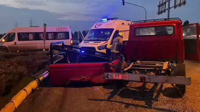 Balıkesir'de servis aracı ile kamyonet çarpıştı: 1 yaralı