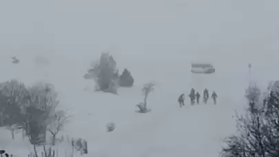 Tokat'ta öğrenci servisi kara saplandı, öğrenciler endişe içinde mahsur kaldı!