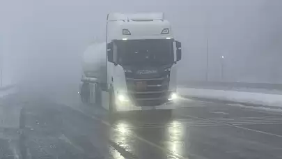 Bolu'da kar yağışı ve yoğun sis görüş mesafesini olumsuz etkiledi
