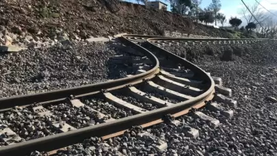 Kahramanmaraş depreminde "S" şeklini alan raylar onarıldı