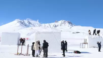 Erciyes'te sanat rüzgarı esti: Sanatçılar karı heykele dönüştürüyor
