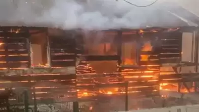 Bolu'da 2 baraka alev alev yandı