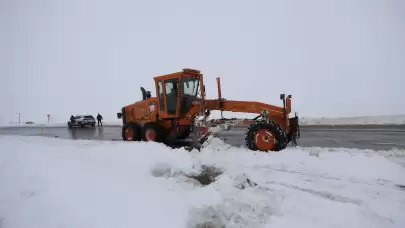 Iğdır'da kar ve tipi nedeniyle ulaşımda aksamalar yaşandı