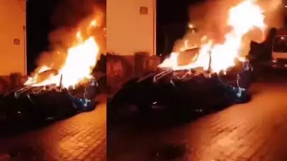 Oto sanayide park halindeki araç alev topuna döndü