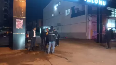 Diyarbakır'da düğün salonu önünde silahlı, bıçaklı kavga: 3 yaralı