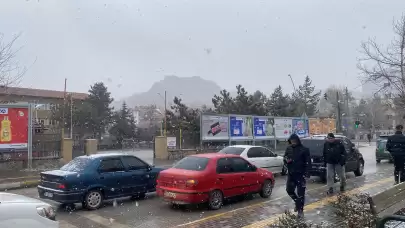 Çankırı'da şehir merkezine lapa lapa kar yağdı