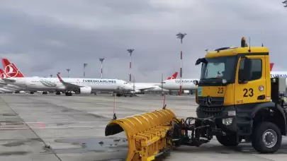 İstanbul Havalimanı'nda karla mücadele sürüyor