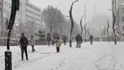 Bolu'da akşam saatlerinde başlayan kar yağışı şehri beyaza bürüdü!