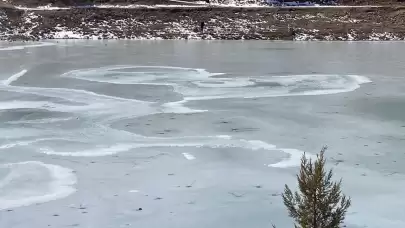 Mersin'deki Tozlu Göleti buz tuttu
