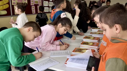 Minik yazarlar, engellilere destek olmak için okul okul geziyorlar
