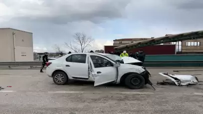 Bursa'da metro hattına çarpan otomobil sürücüsü hayatını kaybetti