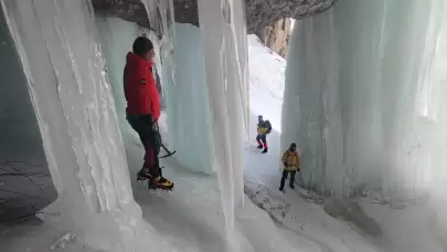 Van'da dağcılar eşsiz deneyim yaşadı: Buz tutan Sütun Şelalesi'nde tırmanış