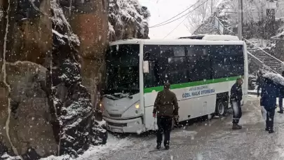 Bitlis'te otobüs kale duvarına çarptı: 4 yaralı