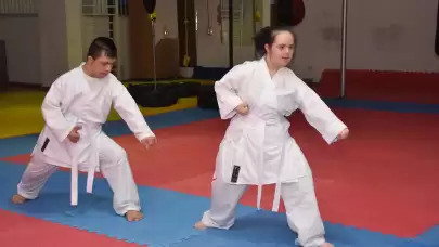 Down sendromlu Buse ve Muhammed'in Karate eğitiminden mutlu görüntüler