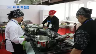 Öğrenciler, Türk mutfağının en lezzetli yemeklerini yapmak için bir araya geldi