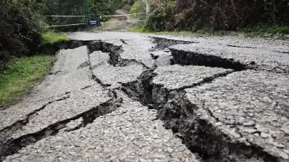 Samsun'da sağanak hayatı olumsuz etkiledi: Yakakent'te yol çöktü