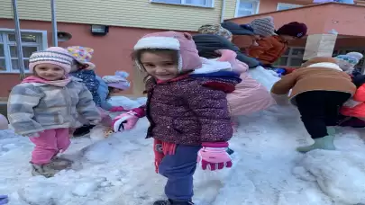 Trabzon'da öğrencilere sürpriz: Okul bahçesi kamyonlarla karla kaplandı!