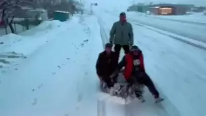 Malatya'da traktör arkasında karda 'sörf'