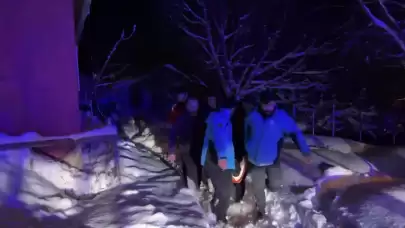 Muş'ta, yolu karla kapanan köyde hasta kurtarma operasyonu