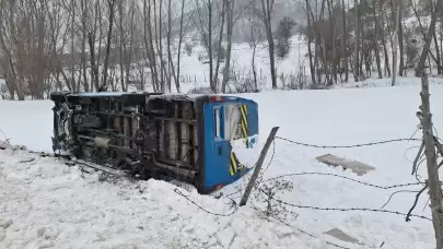 İçerisinde öğretmenlerin de bulunduğu servis minibüsü devrildi: 2 yaralı