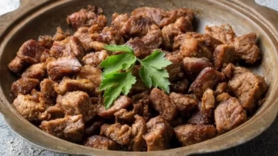 Et kavurmanın püf noktaları: Etin yumuşak ve lezzetli olması için çay kaşığının ucuyla ekleyin