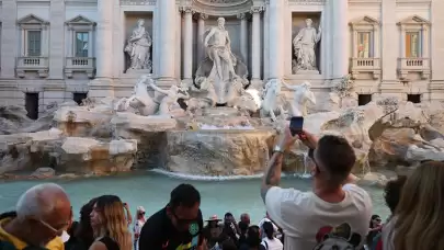 Roma'da Trevi Çeşmesi'ne izinsiz giren turiste ömür boyu yasak