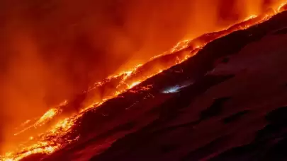 Etna Yanardağı'nda lav akışı oldu