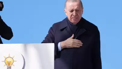 Cumhurbaşkanı Erdoğan, salon önündeki kalabalığa seslendi