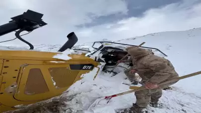 Şırnak'ta köy yolunda çalışırken iş makinesine çığ düştü, ekipler seferber oldu