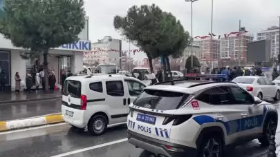 Bağcılar'da 2 polisi bıçaklayarak yaraladı, saldırı anı güvenlik kamerasınca kaydedildi