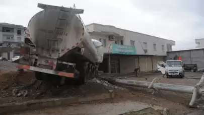 Şırnak'ta freni boşalan akaryakıt tankeri elektrik direğine çarptı