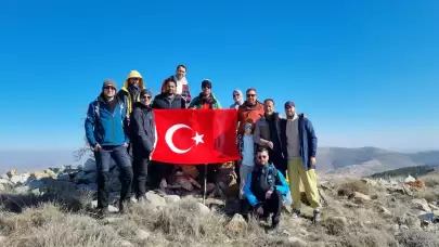 Kırşehirli dağcılar, Kervansaray Dağı zirvesinde Türk bayrağı açtı