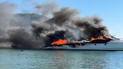 Marmaris kıyılarında meydana gelen motoryat yangınına ekipler müdahale ediyor