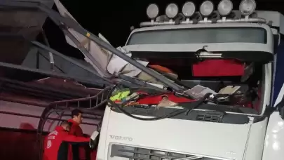 Feci kaza! Demir korkuluk tırın şoför kabinine saplandı
