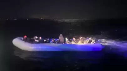 İzmir'de 28 düzensiz göçmen lastik bottan kurtarıldı