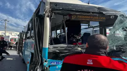 Kahramanmaraş'ta meydana gelen trafik kazasında halk otobüsü ile kamyon çarpıştı