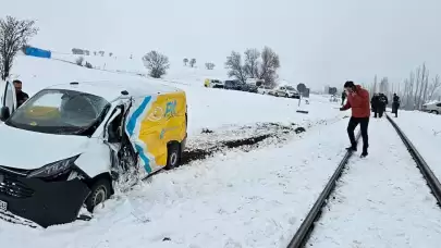 Tokat'ta PTT aracına tren çarptı: 1 yaralı