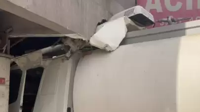 Başakşehir'deki tıp merkezine su tankeri çarptı, büyük hasar meydana geldi