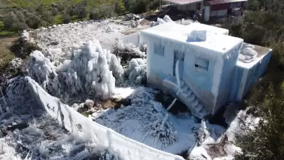 Mersin'de soğuk hava sebebiyle borusu patlayan su deposu buzla kaplandı