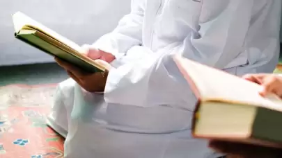 Araf Suresi Konusu ve Anlamı: Geçmiş Kavimlerin Uyarıları ve İman Mücadelesi