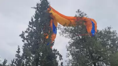 Denizli'de bir paraşütçü ağaçlara takıldı