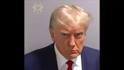 ABD Başkanı Trump'ın sabıka fotoğrafı Oval Ofis'in girişine asıldı