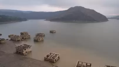 Kızılcapınar Barajı’ndaki düşen su seviyesi, terk edilmiş yapıları ortaya çıkardı